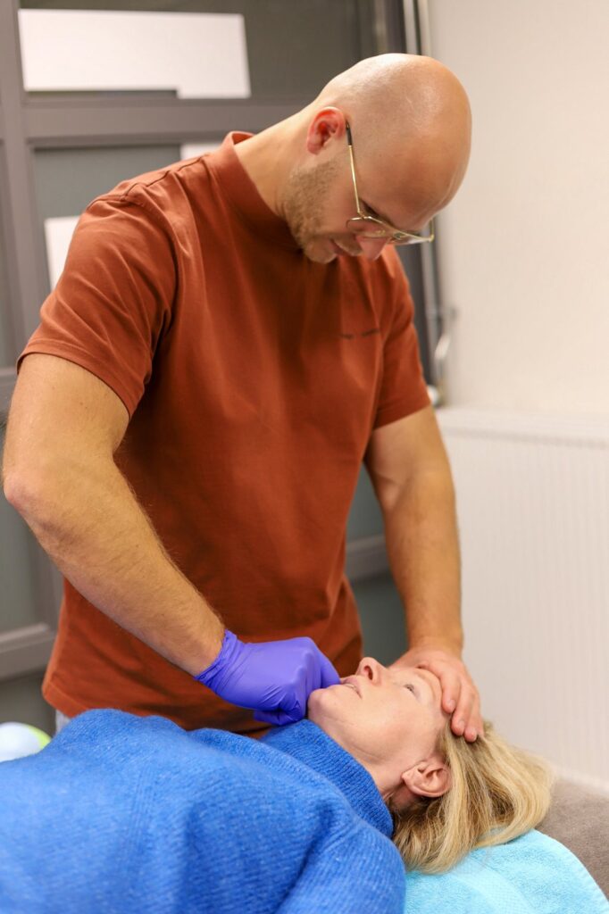 Osteopaat behandelt het kaakgewricht bij kaakklachten in Roermond